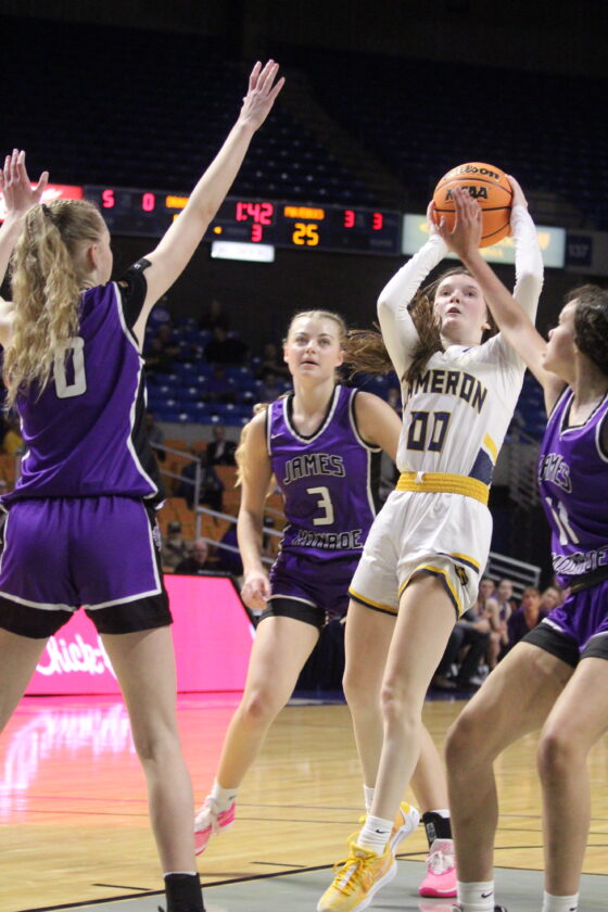 Van Tassell, Cameron Muscles By Mavericks For Shot At Third Title